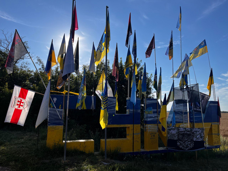 Команда медиків Дому метеликів евакуює важкохвору дитину з Сум