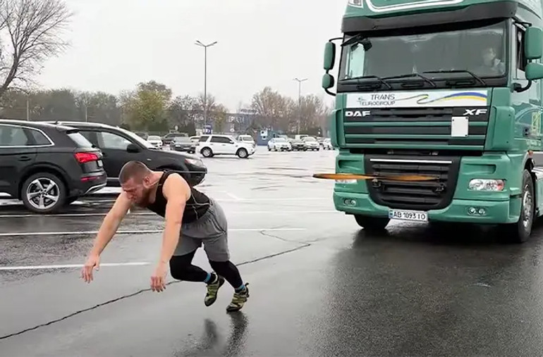 Українець протягнув бородою 2,5-тонний автобус: рекорд він присвятив військовим