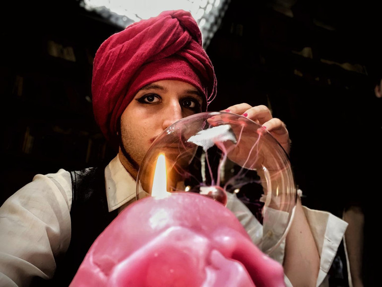 Актор в образі мага