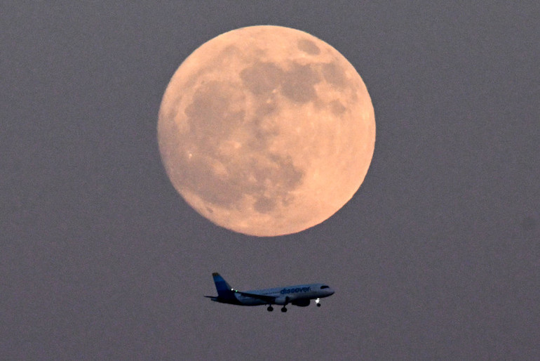 Літак на фоні Місяця.