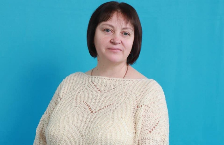Галина Антоненко працює із дітьми  молодшої та середньої школи села Стольне на Чернігівщині