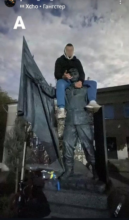 Підліток виліз на пам'ятник і сфотографувався