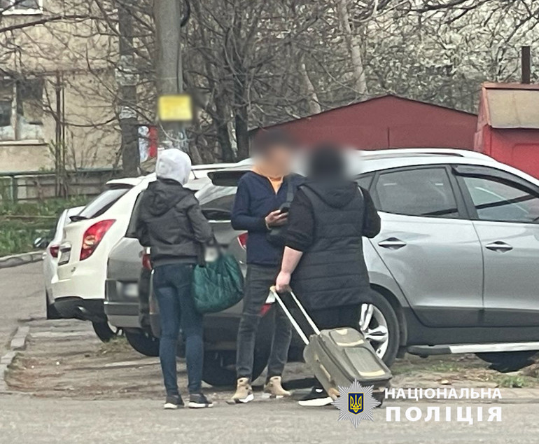 підшукав для вербування та подальшої сексуальної експлуатації чотирьох одеситок віком від 22 до 34 років, які мали проблеми з грошима