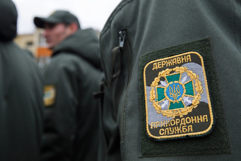 Чоловіків, які залишаться за кордоном, не каратимуть