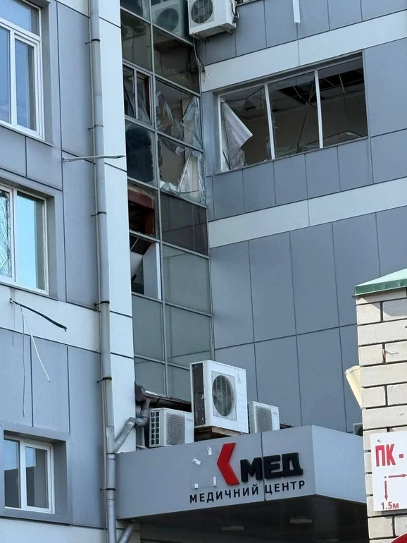 В будівлі, де розташована лікарня з Лисичанська, вибуховою хвилею вибито майже всі вікна