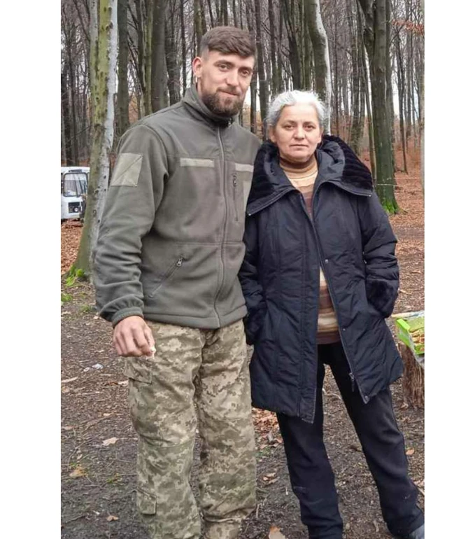 Микола Сясько із мамою