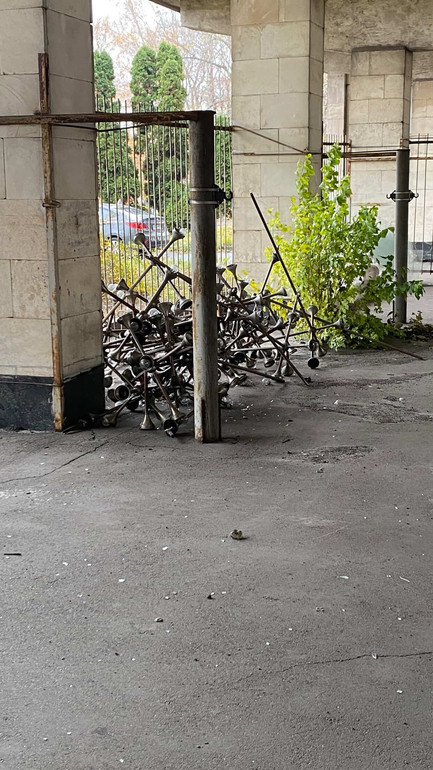 Лампи-молекули виготовлені під проєкт архітектора Володимира Лиховодова викинули