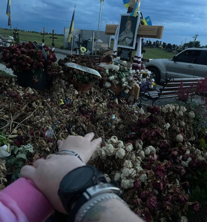 На могилу азовця Грінки повернули іграшкову собаку