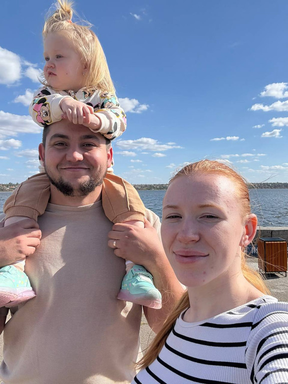 Зараз дворічна донечка проживає з бабусею