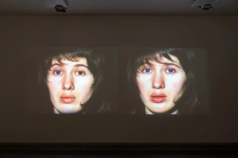 Алевтина Кахідзе, «Я можу бути дівчиною з блакитними очима», 2005, відеоперформанс, двоканальна інсталяція. «Не питаючи дозволу», 2026. PinchukArtCentre.