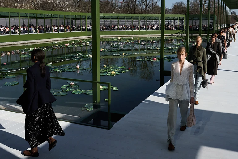 Показ Dior осінь-зима 2026, оточений ставком з ліліями