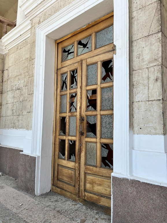 Вибиті вікна у херсонському театрі
