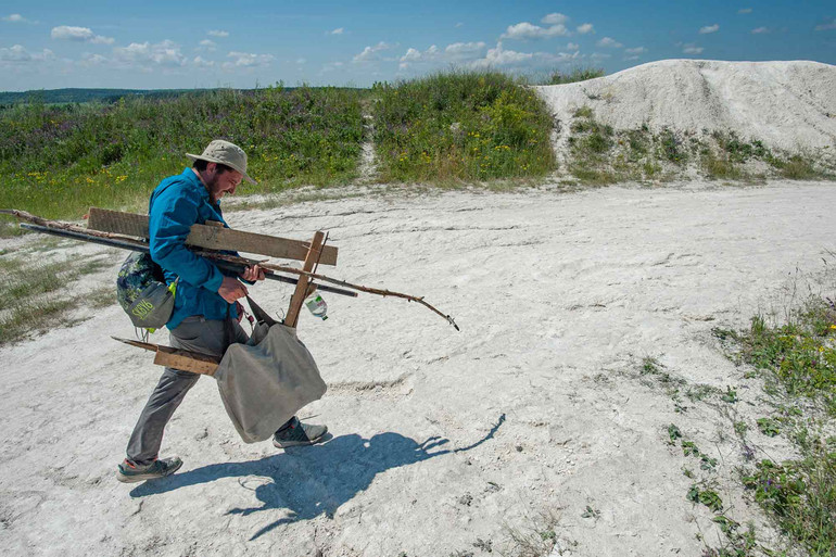 Стас Туріна під час перформансу 10 перформансів на лендарт-симпозіумі Могриця, 2020.