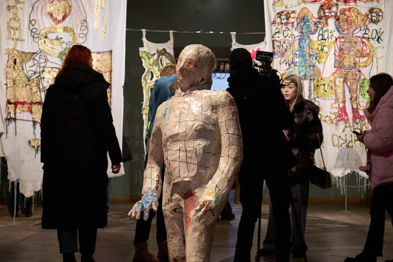 З виставки “З художницями, кураторами та золотими заходами сонця”