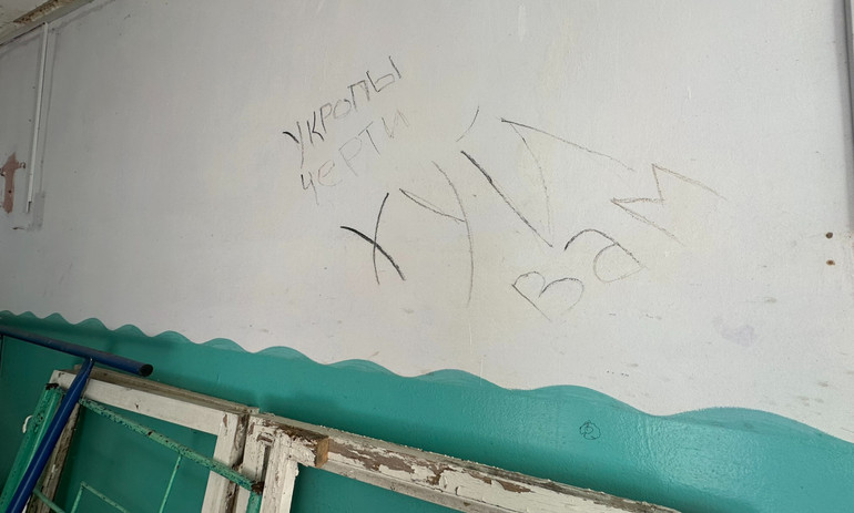 Росіяни писали на стінах школи різні послання, одне з найчастіших — “жопа”. В деяких місцях писати намагалися чимось таким, що дуже схоже на фекалії.