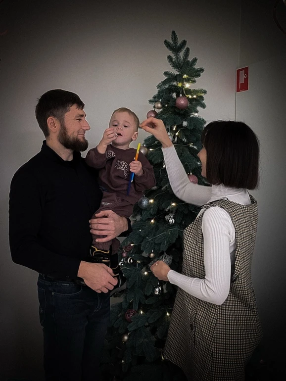 сім'я біля ялинки
