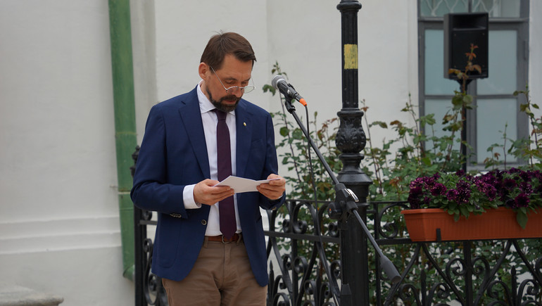Микола Точицький читає вступну промову на відкриття виставки