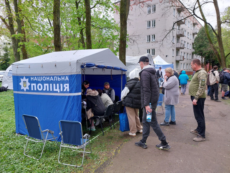 Неподалік від місця влучання в Чернігові розгорнули штаб із ліквідації наслідків