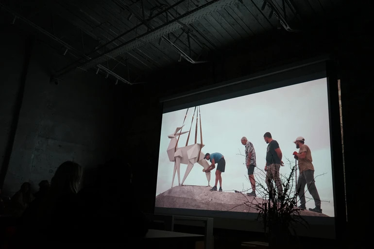 Процес демонтажу скульптури. Кадр з фільму ВПО