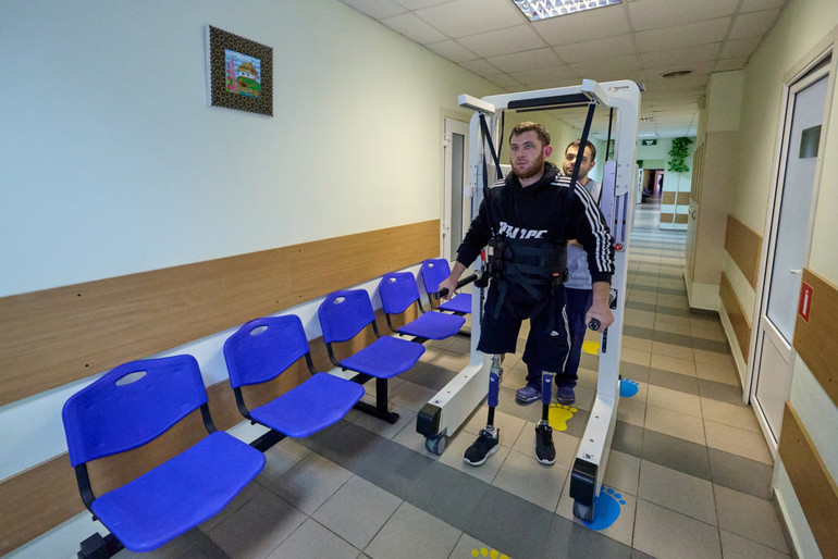 Пацієнт Руслан опановує ходьбу за допомогою роботизованої системи