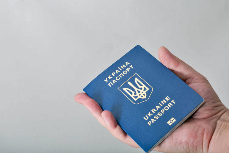 Як підтвердити особу і отримати паспорт в Україні