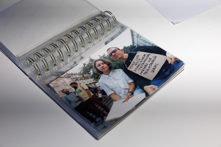 Вальдемар Татарчук, Зроби собі фото з польським художником. Це може бути твій останній шанс. На фото - композиторка Мар'яна Клочко