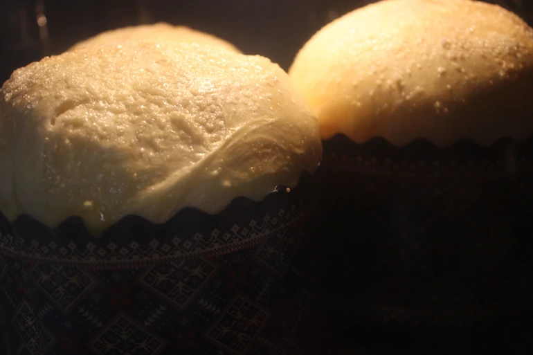 На цьому фото паски саме в духовці: видно, що вони ще підросли. Важливо не відкривати дверцята духовки, доки верхівки як слід не зарум'яняться.