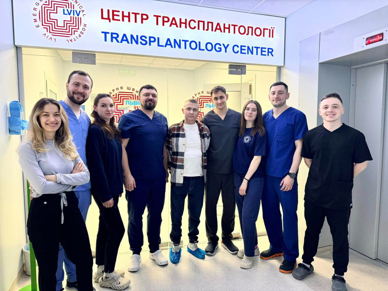 Пацієнт та колектив лікарів, що провели повторну трансплантацію печінки