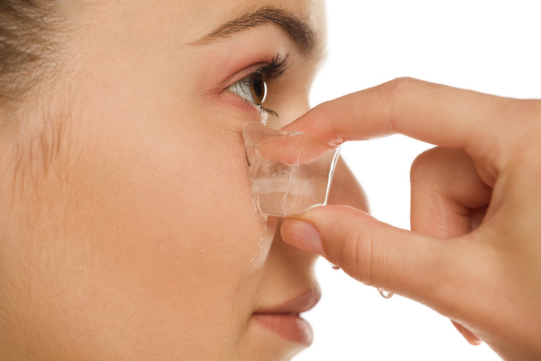 Is it possible to wipe your face with ice?