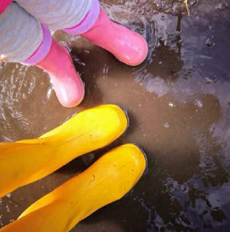 Гуляти по калюжах - весело