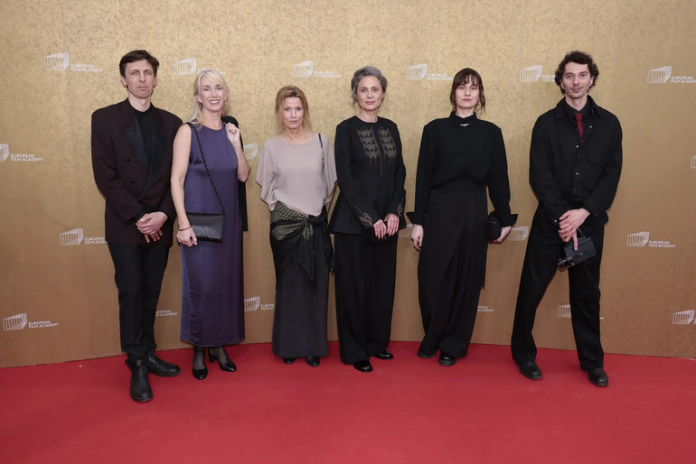 Команда стрічки Пісні землі, що повільно горить