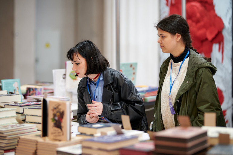 Відвідувачі на книжковому ярмарку