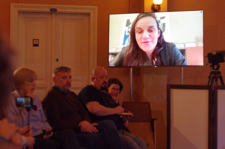 Тетяна Бережна відповідає на запитання під час дискусії