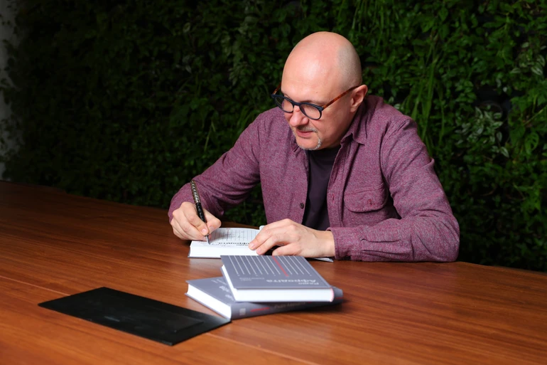 чоловік з книгами