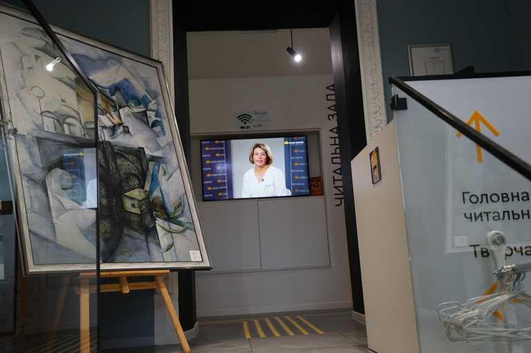 При вході до простору стоїть картина Олександри Екстер