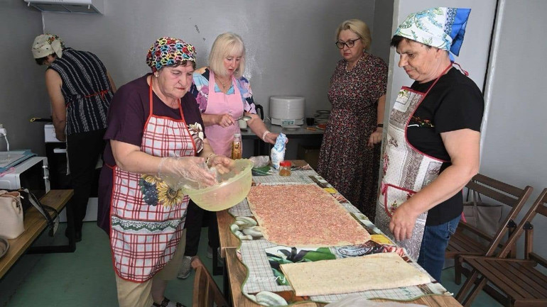 Вихованиці Університету третього віку за приготуванням смаколиків