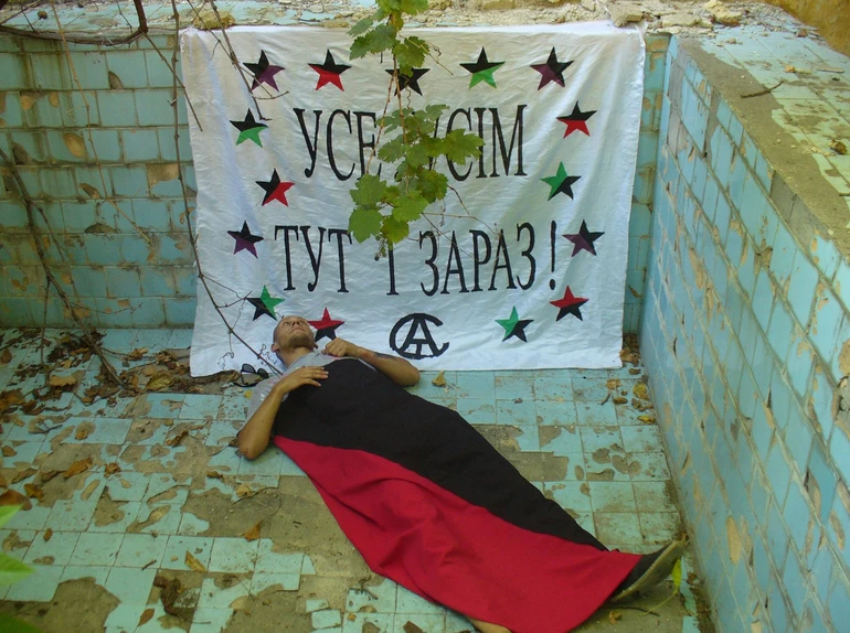 Давид Чичкан спить під своїм банером Усе, усім, тут і зараз!