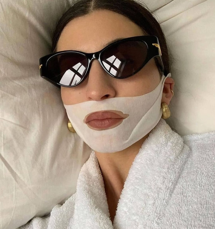 Ось так виглядає маска, яка покриває і підборіддя, і щоки, і шкіру над губами.