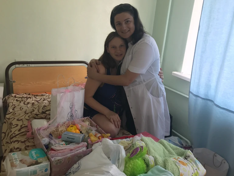 жінка і вагітна дівчина