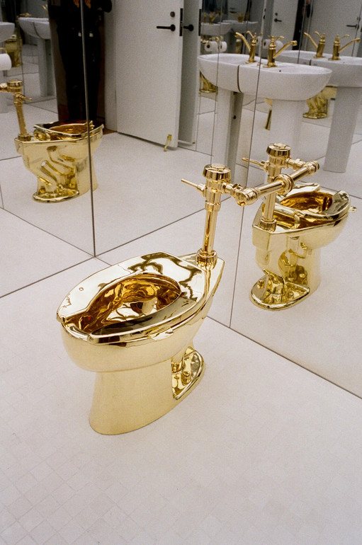 Золотий унітаз концептуального художника Мауріціо Каттелана