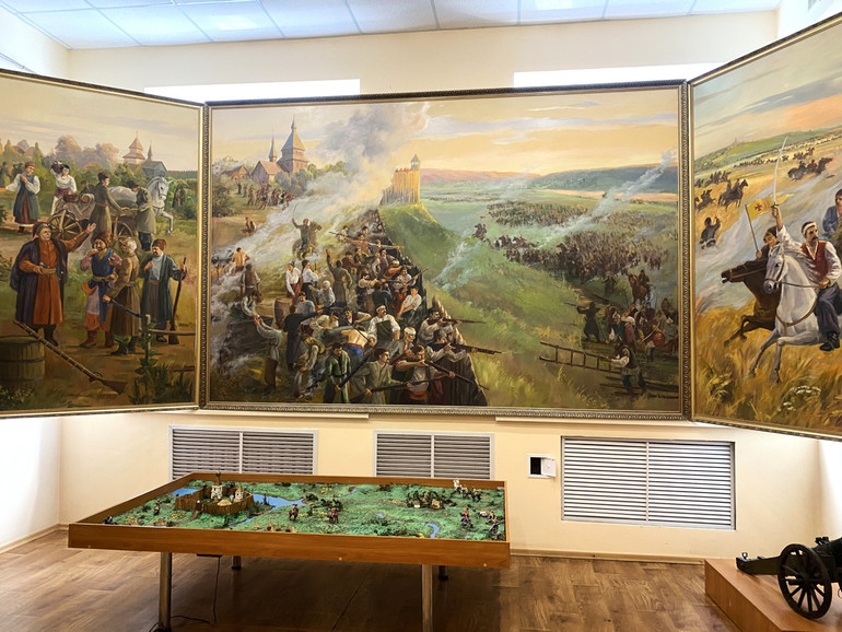 Фото панно та модель реконструкції Конотопської битви 1659 року