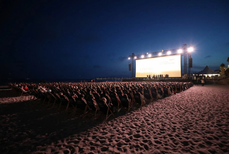 The open -air hall is placed on the beach