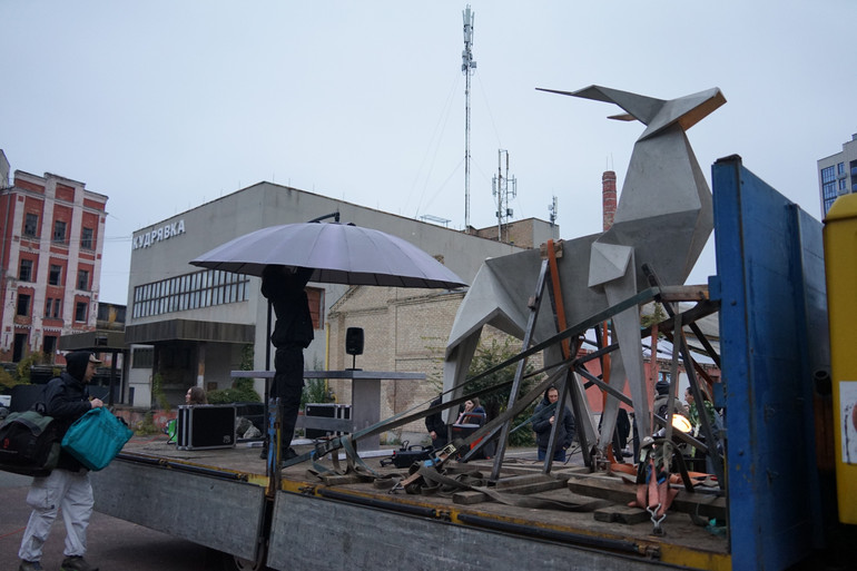 На вулиці встановлюють діджейський пульт