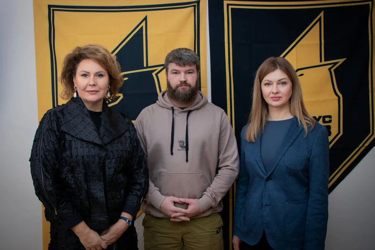 Наталія Кривда, голова Наглядової ради УКФ, та Анастасія Образцова, виконавча директорка УКФ, з Святославом Калина Паламаром, підполковниом та заступником командира 1-го Корпусу НГУ Азов по роботі з особовим складом