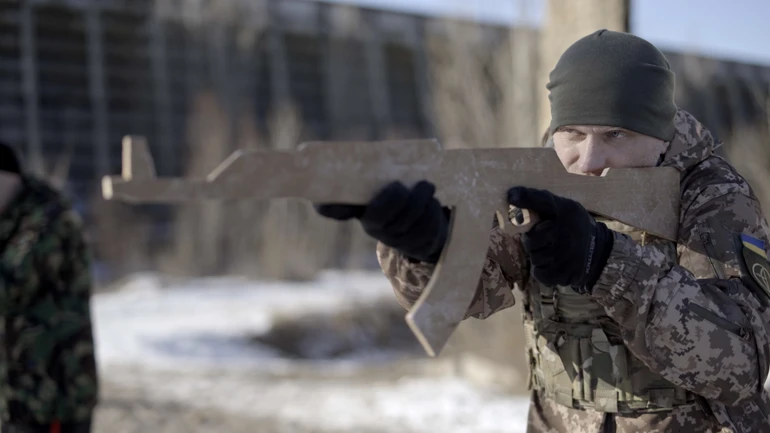 Кадр з фільму Простий солдат Артема Рижикова та Хуана Каміло Круса