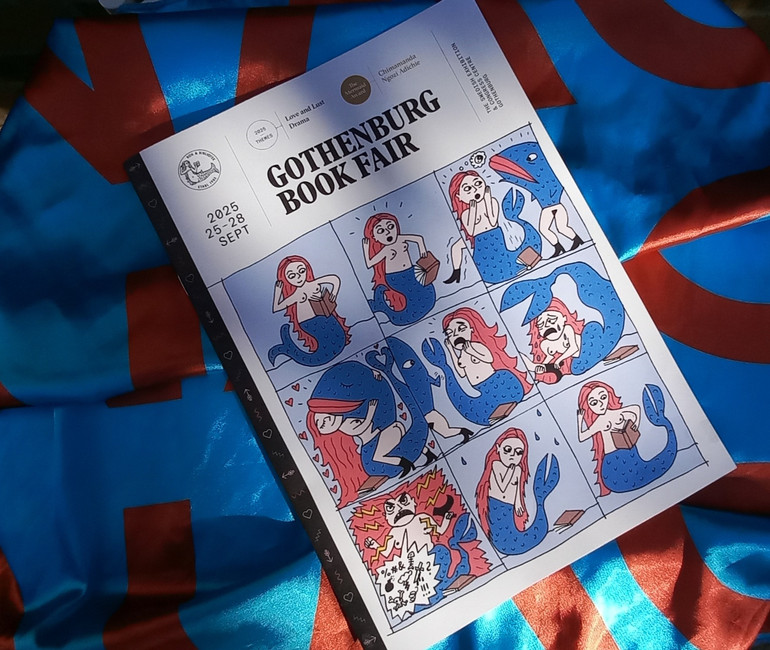 Лого Ярмарку – це печатка з русалкою із найпершої в історії Швеції книжки 1484 року. Нині графічний логотип перетворили на комікс, що ілюструє фокус-тему фестивалю “Любов і пристрасть / Драма”