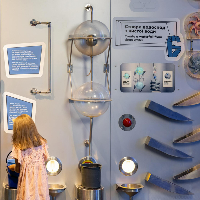 Також у музеї є червоний болід з Формули-1