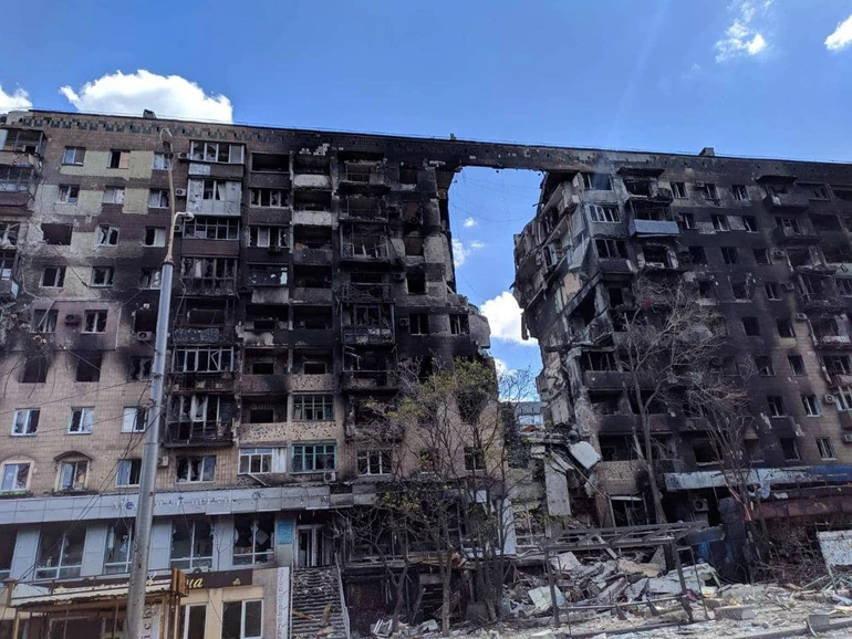 Зруйнований будинок у Маріуполі