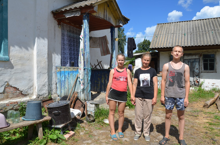 Тамара, Анастасія та Андрій Якуби з прикордонного Грем’яча на Чернігівщині