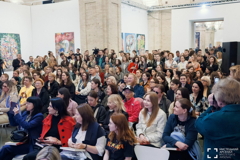 Відвідувачі Книжкового Арсеналу 2025 в оточенні робіт проєкту Втрачені казки від Aza Nizi Maza